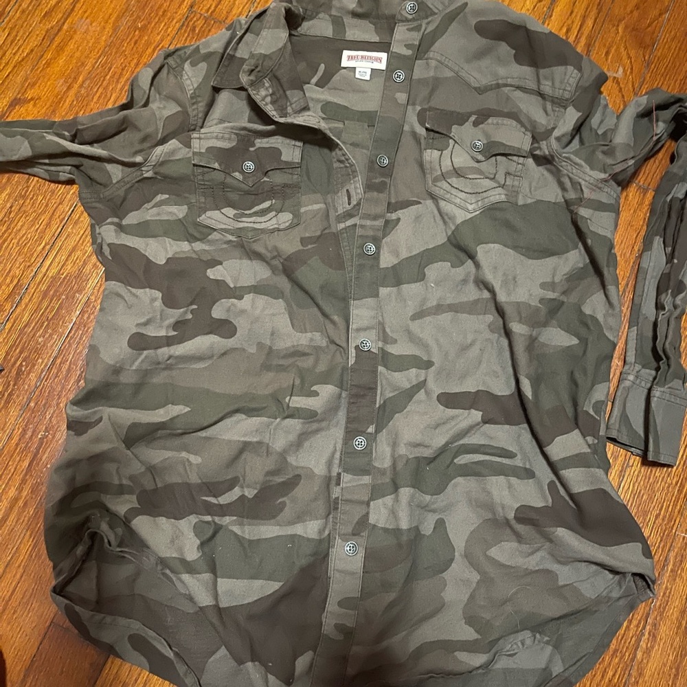 Women’s True Religion camouflage long sleeve button up size XL